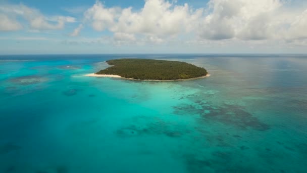 Bela ilha tropical com praia. — Vídeo de Stock