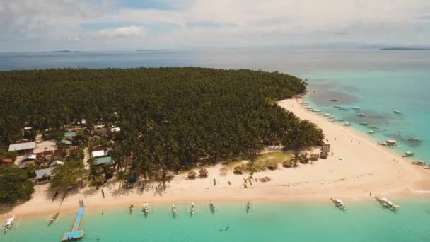 Тропічний пляж з бірюзовим морем — стокове відео