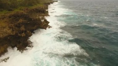 Tropik adanın kayalık kıyıları