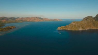 Hava manzaralı tropikal göl, deniz, sahil. Tropikal ada. Busuanga, Palawan, Filipinler.