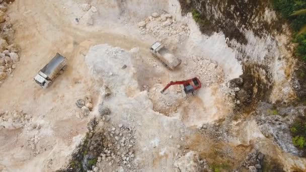 Werken in de kalksteengroeve — Stockvideo