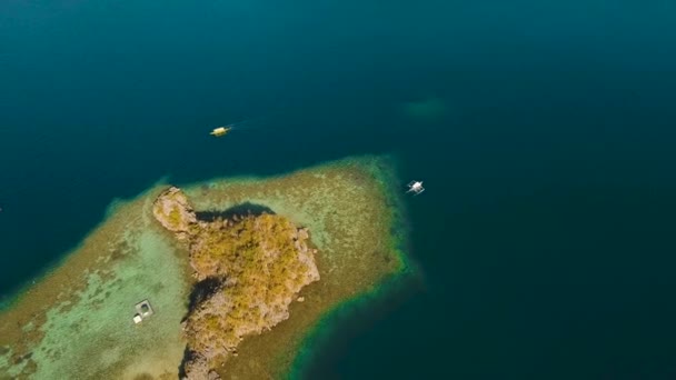 Przylądek morski z wyspami w lagunie — Wideo stockowe