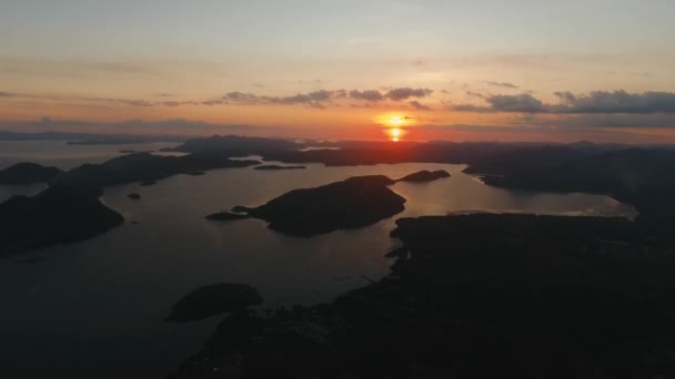 Ηλιοβασίλεμα πάνω από τη θάλασσα και το νησί, το Palawan Φιλιππίνες. — Αρχείο Βίντεο