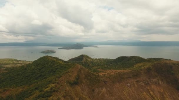 Landschap, vulkaan, bergen en meer — Stockvideo