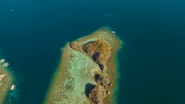 Морський пейзаж з островами в лагуні — стокове відео