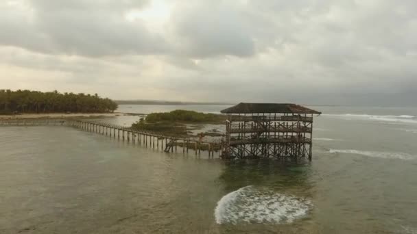 Côte de la mer avec surf . — Video