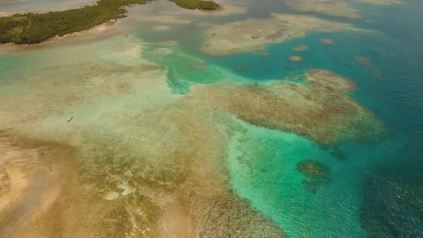 Przylądek morski z lagunami i wyspami — Wideo stockowe