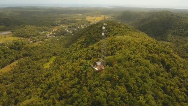 Telefoon signaal toren in de bergen. — Stockvideo