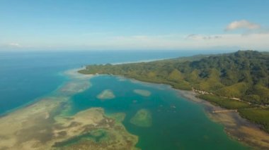 Lagünleri ve adaları olan deniz burnu