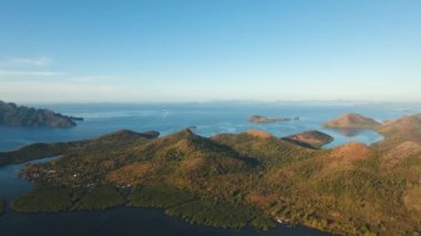 Sabah deniz manzarası, dağlar, okyanus
