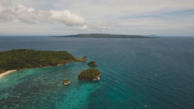 Lagün turkuaz su ile