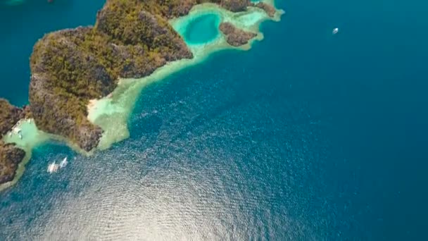 Воздушная Тропическая Лагуна Лазурной Водой Коралловым Рифом Среди Скал Тропической — стоковое видео