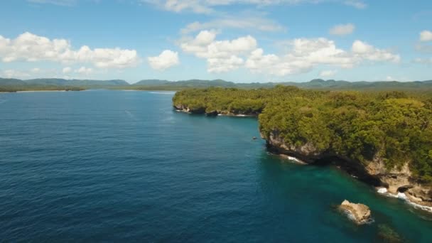 Costa rocosa de la isla tropical — Vídeos de Stock