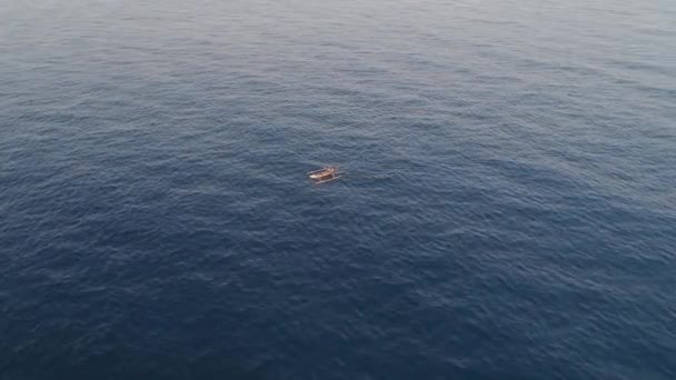 Рибальський човен у морі, Індонезія — стокове відео