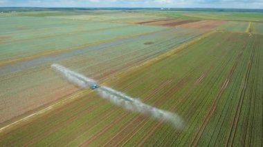 Tarım arazisindeki sulama sistemi.