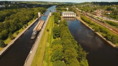 Nehri üzerinde ağ geçidi. Bent kapıları.