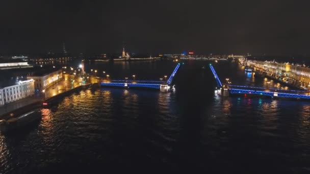 Geceleyin nehir üzerinde aydınlık bir köprü — Stok video