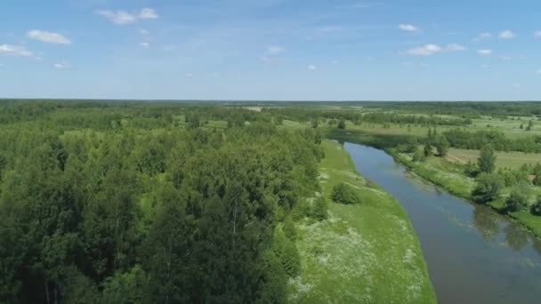 Vue aérienne paysage d'été, rivière parmi les arbres. campagne, les rives de la rivière sont couvertes de verdure, contre le ciel et les nuages .