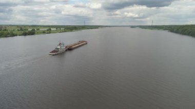 Volga Nehri üzerinde mavna