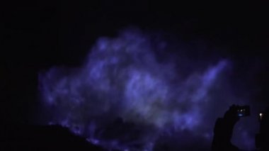 Kawah Ijen Dağı 'nın mavi sülfür yangını..