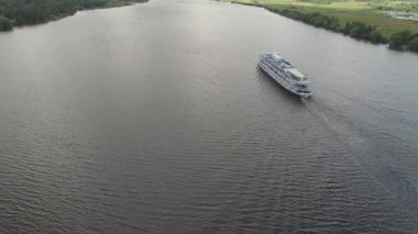 Cruise gemi nehirde havadan görünümü
