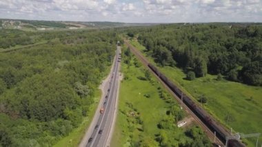 Otoban araba ve tren bir tren ile.