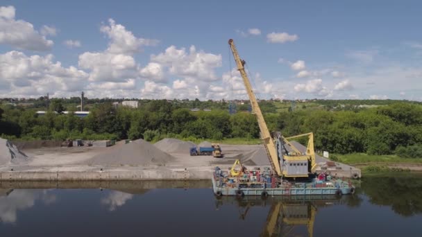 River crane excavator on barge. — Stock Video