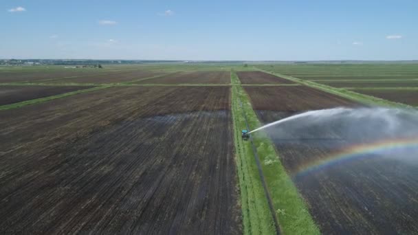 Zavlažovací systém na zemědělské půdě. — Stock video