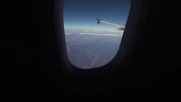 Blick aus dem Flugzeugfenster auf die Berge. — Stockvideo