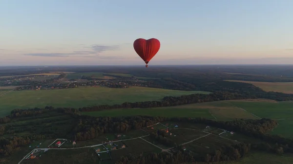 Globo de aire caliente forma corazón en el cielo — Foto de Stock