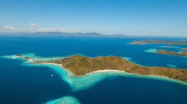 Havadan görünümü tropikal lagün, deniz, plaj. Tropik ada. Coron Palawan, Filipinler.