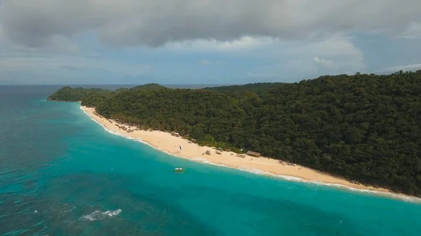 Вид с воздуха красивый пляж на тропическом острове. Остров Боракай. — стоковое фото