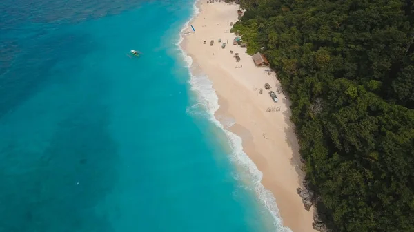 Vista aérea hermosa playa en la isla tropical. Isla de Boracay Filipinas. — Foto de Stock