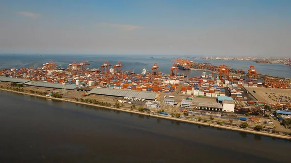 Carga industrial vista aérea do porto. Manila, Filipinas. — Fotografia de Stock