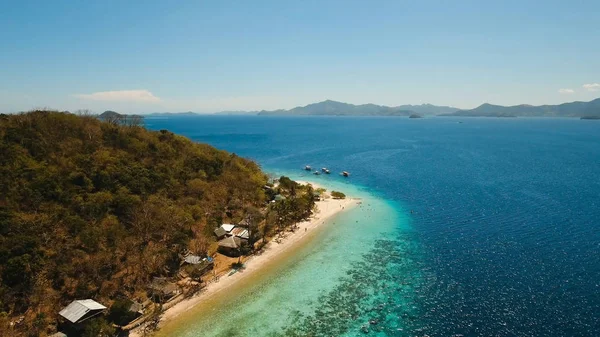 Vista aérea bela praia em uma ilha tropical Banana. Filipinas. — Fotografia de Stock