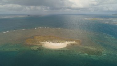 Sandy Adası denizin içinde. Filipinler.