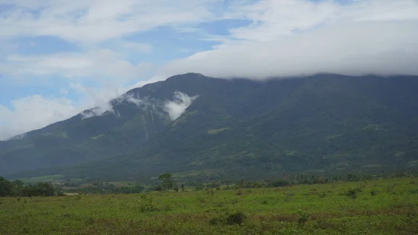 Bergtal mit Ackerland auf den Philippinen. — Stockfoto