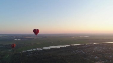 Sıcak hava balonları gökyüzünde