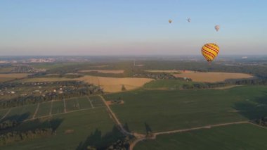 Sıcak hava balonları gökyüzünde