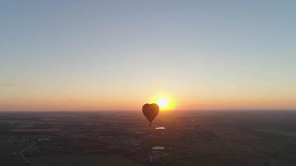 Varm luft ballong form hjärta i himlen — Stockvideo