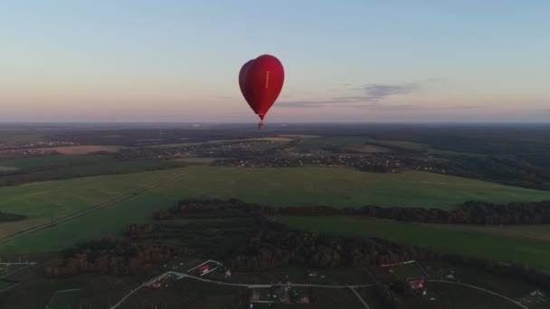 Coração de forma de balão de ar quente no céu — Vídeo de Stock