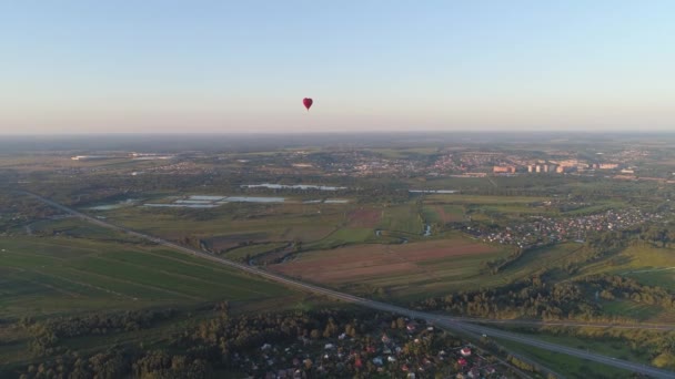 Hete lucht ballon vorm hart in de lucht — Stockvideo