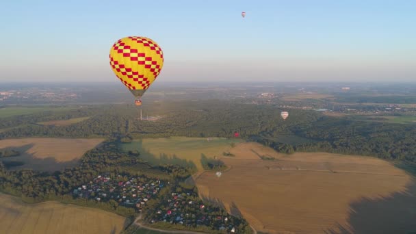 Balões de ar quente no céu — Vídeo de Stock