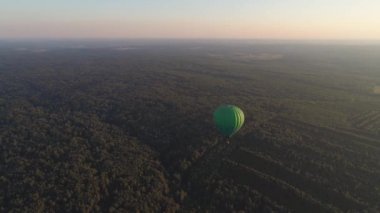Sıcak hava balonu gökyüzünde