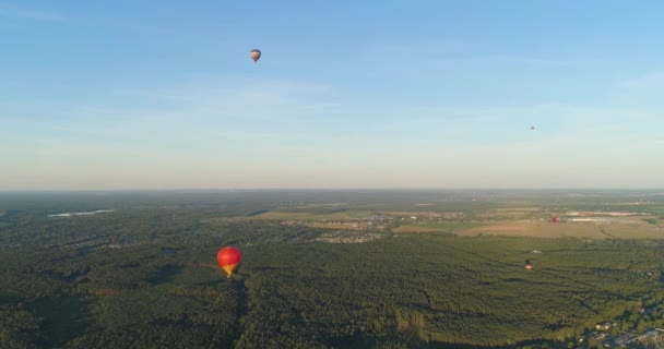 Globos de aire caliente en el cielo — Vídeos de Stock