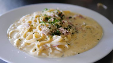 bir tabak spagetti carbonara