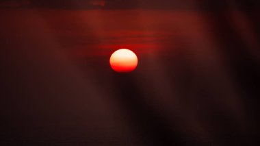 Gökyüzünde turuncu güneş