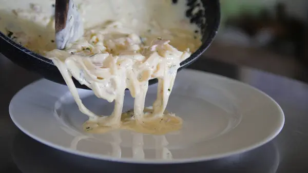 Matlagning spaghetti corbonara — Stockfoto