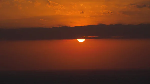 Sol laranja no céu — Fotografia de Stock