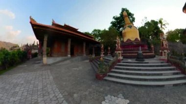 Budist Tapınağı tanrıların heykelleri ile Brahma Vihara Arama. Bali dili Tapınağı, eski Hint mimarisi, Bali mimarisi, antik tasarım. Seyahat kavramı. Endonezya